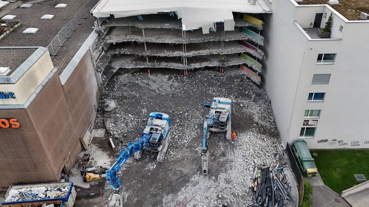 Vom grossen Parkhaus beim Oberland Märt ist nicht mehr viel zu sehen. Man sieht die Abbrucharbeiten beim Parkhaus des Oberland Märts.